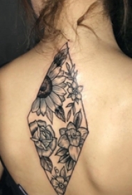 女生后背上黑色点刺几何简单线条植物花朵纹身图片