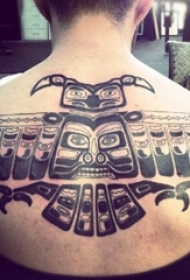 男生背部黑灰素描点刺技巧创意霸气猫头鹰纹身图片