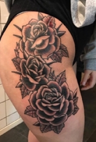 女生大腿上黑灰素描点刺技巧唯美玫瑰纹身图片