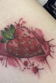 女生大腿上彩绘泼墨简单线条可爱水果草莓纹身图片