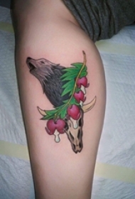 女生小腿上彩绘简单线条植物和小动物狼纹身图片