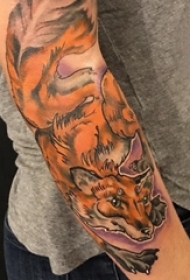 男生手臂上彩绘渐变简单抽象线条小动物狐狸纹身图片
