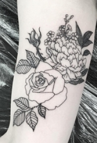 女生手臂上黑灰素描文艺精美别致花朵纹身图片