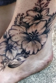 女生脚踝上黑色点刺简单线条植物文艺花朵纹身图片