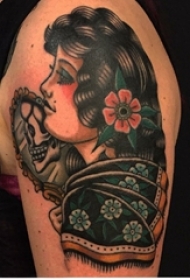 女生手臂上彩绘水彩素描唯美女生人物纹身图片