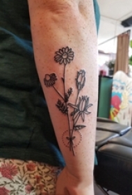 女生手臂上黑色线条创意文艺唯美花朵纹身图片