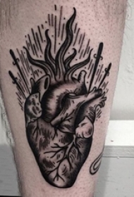 男生大腿上黑灰素描点刺技巧文艺心脏纹身图片