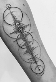 男生手臂上黑色线条创意几何元素经典纹身图片