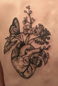 男生背部黑灰素描点刺技巧创意心脏花朵纹身图片