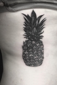 女生侧腰上黑色点刺简单线条水果菠萝纹身图片