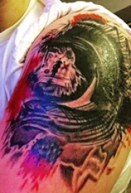 男生手臂上彩绘水彩素描创意泼墨纹身图片