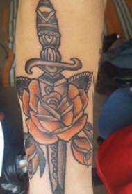 男生手臂上彩绘水彩素描唯美花朵霸气匕首纹身图片