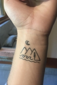 男生手臂上黑色几何简单线条简笔山脉和月亮纹身图片