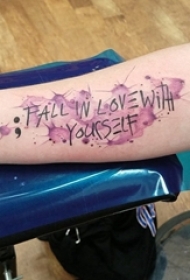 女生手臂上彩绘泼墨简单线条英文单词纹身图片