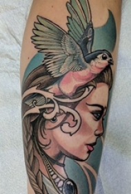 女生小腿上彩绘渐变简单线条小鸟和人物肖像纹身图片
