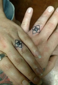 情侣手指上黑色几何简单线条创意花朵型戒指纹身图片