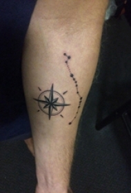 男生手臂上黑色点刺技巧几何简单线条指南针纹身图片