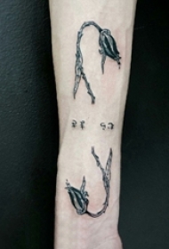 男生手臂上黑灰素描创意文艺花朵纹身图片