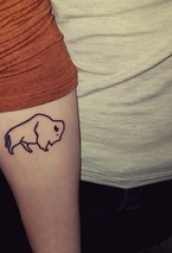 男生手臂上黑色线条创意动物纹身图片