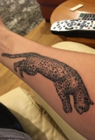 男生手臂上黑色点刺简单线条小动物豹子纹身图片
