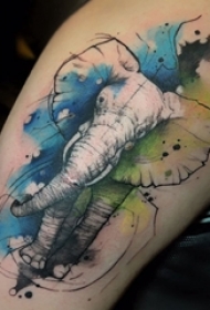 男生大臂上彩绘泼墨简单抽象线条动物大象纹身图片