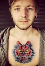 男生胸前几何狼头彩绘纹身图片