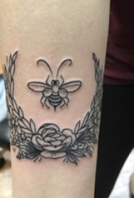 女生手臂上黑色简单线条植物花朵和蜜蜂纹身图片