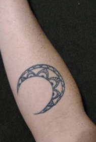 女生手臂上黑色线条素描唯美花纹月亮纹身图片