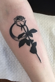 女生手臂上黑色点刺简单线条月亮和植物玫瑰纹身图片