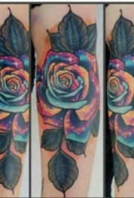 女生手臂上彩绘水彩素描创意文艺七彩玫瑰纹身图片