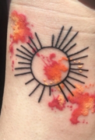 女生手腕上彩绘泼墨几何简单线条太阳纹身图片
