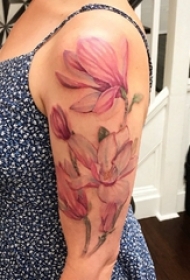 女生手臂上彩绘渐变简单线条独特唯美花朵纹身图片