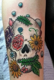 男生手臂上彩绘简单个性线条植物花朵和骷髅纹身图片