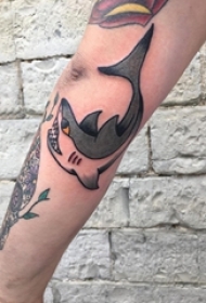 女生手臂上彩绘简单线条卡通小动物鲨鱼纹身图片