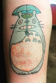 男生手臂上彩绘水彩简单线条卡通龙猫纹身图片