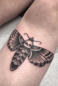 男生小腿上黑色点刺简单线条骷髅小动物蝴蝶纹身图片