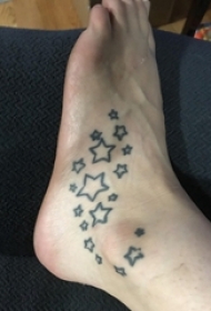 女生脚背上黑色几何简单线条五角星纹身图片