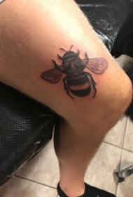 男生大腿上黑色点刺简单线条昆虫蜜蜂纹身图片