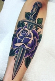 男生手臂上彩绘水彩素描创意文艺花朵匕首纹身图片