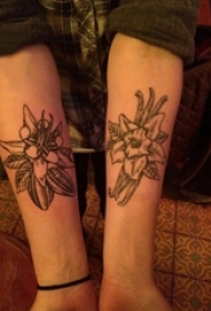 女生手臂上黑色线条素描文艺唯美花朵纹身图片