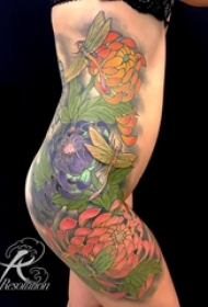 女生侧腰上彩绘渐变简单抽象线条精致植物花朵纹身图片