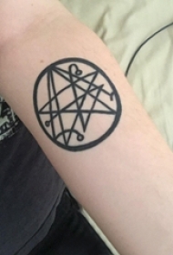 女生手臂上黑色几何简单线条圆形和五角星纹身图片