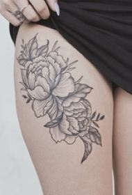 女生大腿上黑灰素描点刺技巧文艺唯美花朵纹身图片