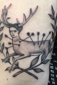 女生大腿上黑色点刺简单线条植物藤和人面动物纹身图片
