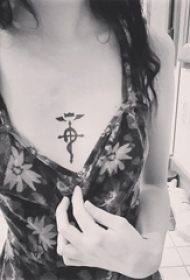 女生胸部黑色简单抽象线条创意符号纹身图片