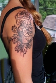 女生手臂上黑灰素描几何元素唯美玫瑰纹身图片