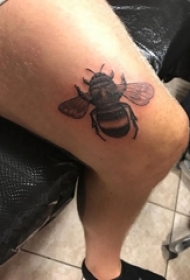 女生大腿上黑色点刺技巧简单线条小动物蜜蜂纹身图片
