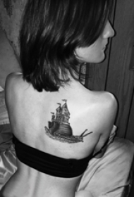 女生后背上黑色点刺几何简单线条帆船纹身图片
