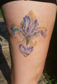 女生大腿上彩绘渐变简单线条文艺花朵和蜜蜂纹身图片