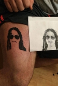 男生大腿上黑灰素描创意精致肖像纹身图片